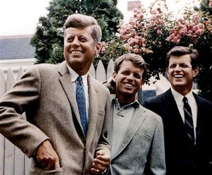 दाहिनी तरफ हैं JFK. साथ में हैं उनके भाई रॉबर्ट कैनेडी, बाईं तरफ. तीसरे शख्स हैं अडवर्ड कैनेडी. ये वाइट हाउस के ओवल ऑफिस के बाहर की तस्वीर है. ये तारीख थी 28 अगस्त, 1963 (फोटो: रॉयटर्स)