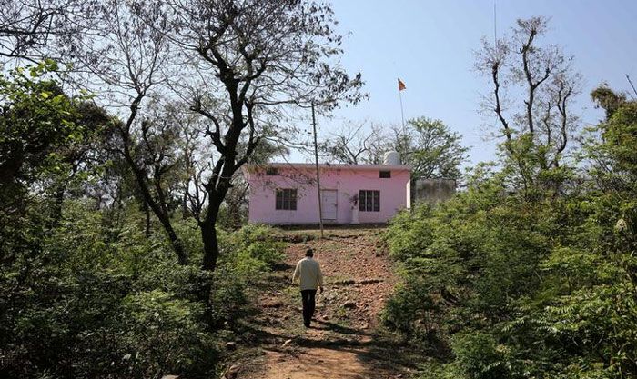 कठुआ केस के आरोपियों का बचाव करने वालों की जमात इस सवाल पर जोर दे रही थी. कि अगर पुलिस की बात सही है और मंदिर के अंदर रखकर इतने दिनों तक बच्ची का गैंगरेप किया गया, तो फिर कभी किसी को ये बात मालूम क्यों नहीं हुई. क्यों किसी ने उसकी आवाज नहीं सुनी? क्यों बच्ची मदद के लिए नहीं चिल्लाई? इन्हीं सवालों का जवाब देने के लिए पुलिस ने मेडिकल विशेषज्ञों की मदद ली (फोटो: रॉयटर्स)