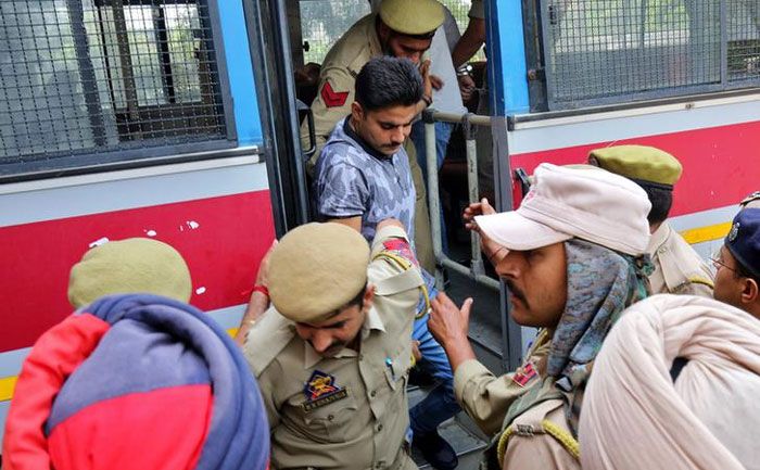 ये दीपक खजूरिया है. स्पेशल पुलिस ऑफिसर. ये भी कठुआ केस के आठ आरोपियों में शामिल है (फोटो: रॉयटर्स)