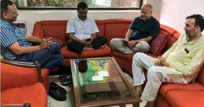 एलजी निवास में धरने पर केजरीवाल.