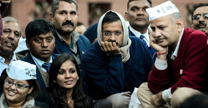 जनवरी 2014 में एलजी और केंद्र सरकार के खिलाफ धरने पर बैठ गए थे केजरीवाल.