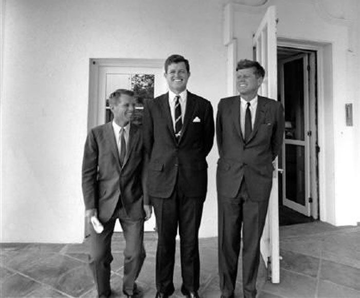 दाहिनी तरफ हैं JFK. साथ में हैं उनके भाई रॉबर्ट कैनेडी, बाईं तरफ. तीसरे शख्स हैं अडवर्ड कैनेडी. ये वाइट हाउस के ओवल ऑफिस के बाहर की तस्वीर है. ये तारीख थी 28 अगस्त, 1963 (फोटो: रॉयटर्स)