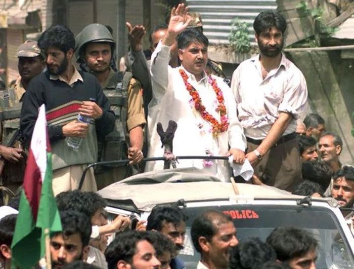 कुका की पार्टी का नाम था- आवामी लीग. ये भारत के साथ रहने के समर्थन में थी. कुका कहता, पहले घाटी से आतंकियों को भगाएंगे. बाकी की बातें बाद में होंगी. ये 1996 के चुनाव के वक्त की तस्वीर है. जब कुका अपने समर्थकों के साथ चुनाव प्रचार कर रहा था (फोटो: रॉयटर्स)