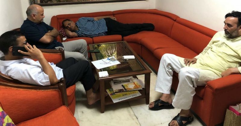 एल जी के घर अख़बार भी 'हिंदू' आता है. ये मिले हुए हैं जी!