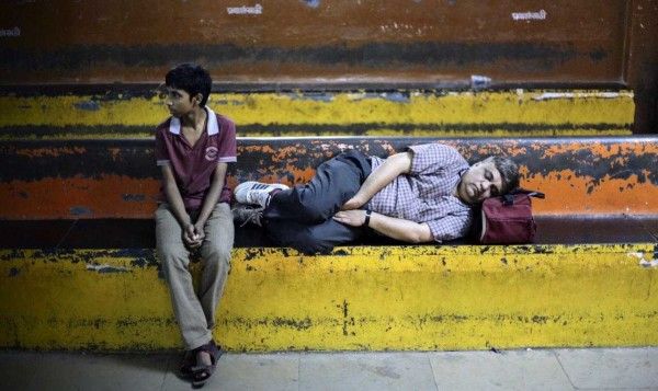 कथा के दो केंद्रीय पात्र - बड़े की तरह जागता बालू और बच्चे जैसी नींद लेता प्रसन्ना.