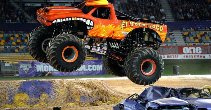 मोंस्टर ट्रक कारों को क्रूरता से कुचलता हुआ.