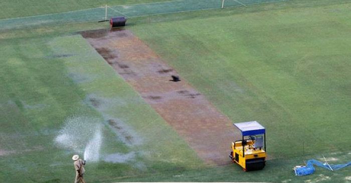 22 गज की पिच और मैदान दिखने भर में छोटे हैं. इन्हें मेनटेन करने में बहुत पानी खर्च होता है.