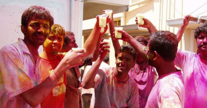 भांग को अक्सर दूध में मिलकर पिया जाता है. कभी कभी इसको मिठाई में मिलकर भी लेते हैं.