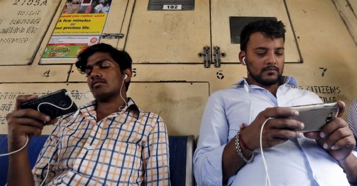 जिन लोगों के पास स्मार्टफोन नहीं होता वे बाजू वाले के फोन में झांक-झांक के फ़िल्में देखने की कला हासिल कर लेते हैं.