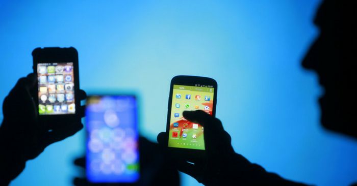 रेस्टारेंट में खाना खाने से पहले टेबल पर रखे स्वादिष्ट भोजन की फोटो खींच कर उसकी स्टोरी बनाना एक प्रथा बन चुकी है. खाने के पहले हाथ धोने से ज्यादा प्राथमिकता लोग इसे देते हैं.