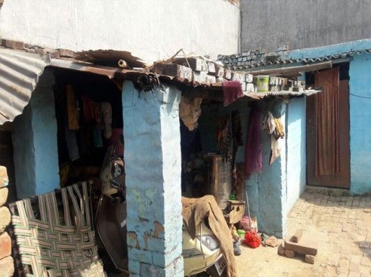 रमेश शाह परिवार के साथ इसी मकान में रहता था. साथियों की गिरफ्तारी के बाद वो फरार हो गया था. Photo : NBT