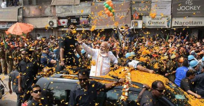 PM मोदी के एक रोड शो की तस्वीर.