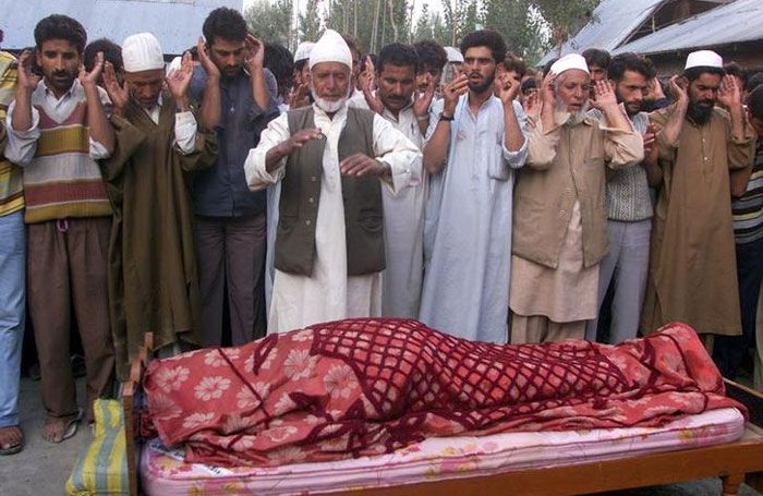 कहते हैं कि 1996 के चुनाव कुका और उसके साथियों की वजह से ही मुमकिन हो पाए. कुका ने बाद में कहा भी. कि नैशनल कॉन्फ्रेंस ने चुनाव लड़ने की शर्त रखी थी. लेकिन उसने कोई कंडीशन नहीं रखी (फोटो: रॉयटर्स)