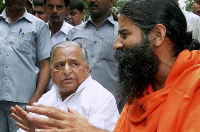 बाबा रामदेव और मुलायम सिंह. 