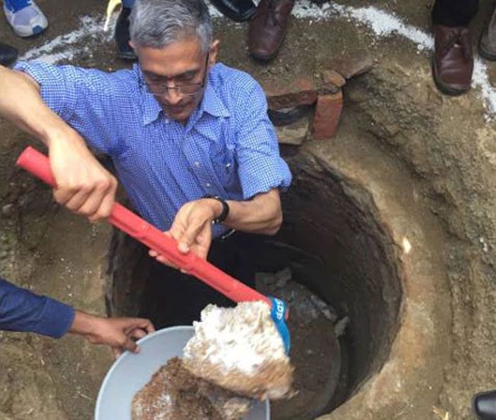 परमेश्वरन ये संदेश देना चाहते थे कि शौचालय साफ करना कोई घृणित काम नहीं है. इसे रोजमर्रा के बाकी कामों की तरह किया जाना चाहिए. गांवों में अक्सर ये वाले शौचालय बनाए जाते हैं. गड्ढा भर जाता है, तो उसके अंदर जमा हुआ मल खाद बन जाता है. 