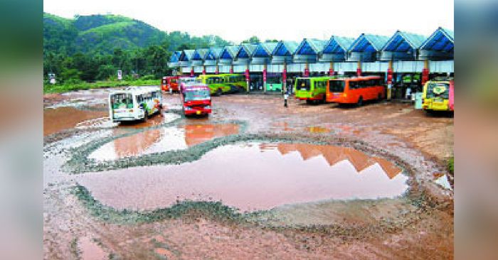 पथानामथिट्टा प्राइवेट बस स्टैंड की ये हालत हो गई है कि लोगों के लिए कहीं आना-जाना दिक्कत का सबब बन गया है.