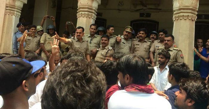 पुलिस और छात्रों के बीच बहस.