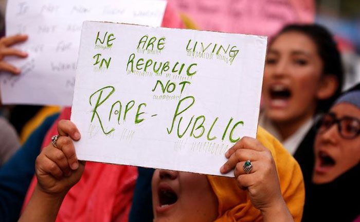 रेप के बढ़ते मामलों के खिलाफ प्रदर्शन करती महिलाएं (फोटो: रॉयटर्स)