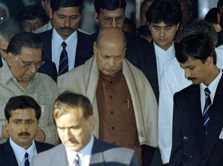 राव देश के इकलौते प्रधानमंत्री रहे जो कार्यकाल के दौरान अदालत में पेशी पर जाते थे. इल्ज़ाम था कि 1993 में अपनी सरकार के खिलाफ लाए गए अविश्वास प्रस्ताव के खिलाफ वोट डालने के लिए राव ने झारखंड मुक्ति मोर्चा के सांसदों को घूस दी थी. तब राव की सरकार बच गई थी. बाद में राव भी बरी हो गए. (फोटोःरॉयटर्स)