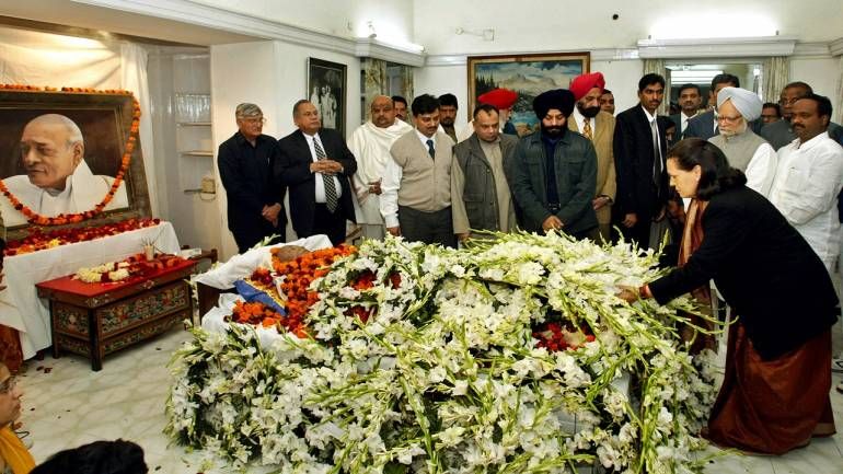 नरसिम्हा के पार्थिव शरीर पर फूल चढ़ातीं सोनिया गांधी. साथ में तत्कालीन प्रधानमंत्री मनमोहन सिंह भी हैं. (फोटोः मनी कंट्रोल)