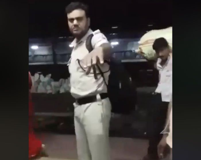 राजेश जहांगीर को विडियो में देखकर और उसकी बोलने का अंदाज देखकर लगता है कि वो नशे में है. वो थोड़ा लड़खड़ाता सा भी दिखता है. 