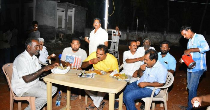 श्मशान में ही खाना खाते रामानायडु और उनके साथी.