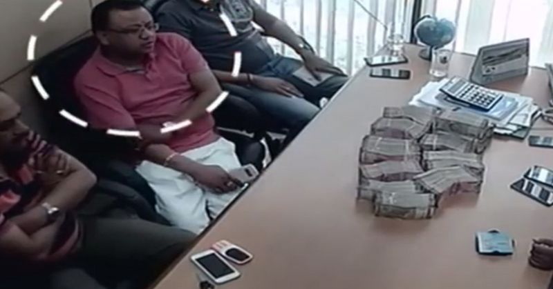 गैंगरेप आरोपियों के परिवार ने एक सीसीटीवी फुटेज भी पुलिस को दी है जिसमें हनीट्रैप के आरोपियों एक करोड़ रुपये के लगभग दिए जा रहे हैं.