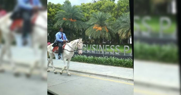 सड़क पर लोग तमाशा देखने लगे.