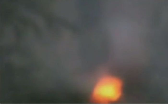 विडियो साफ नहीं है. मगर कुछ चीजें नजर आ जाती हैं. जैसे, ढलवां छत वाला एक घर, जो शायद LoC के पार का आतंकियों का एक ठिकाना है. हम बस इसका अनुमान ही लगा सकते हैं. क्योंकि हमारे पास सरकार या सेना का कोई आधिकारिक बयान नहीं है. 