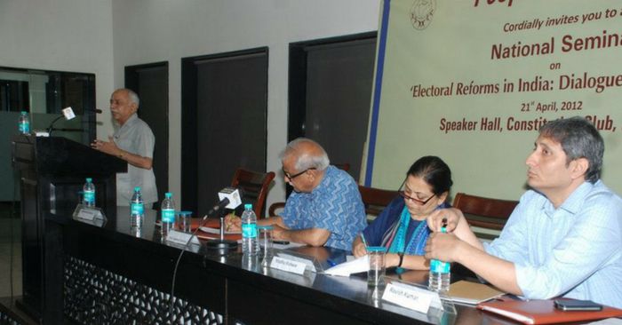 चुनाव सुधार पर एक गोष्ठी में बोलते एस एन शुक्ल.