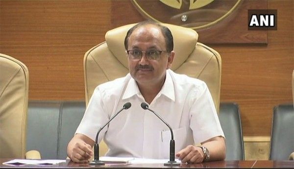 प्रेस कॉन्फ्रेंस के दौरान सिद्धार्थ नाथ सिंह