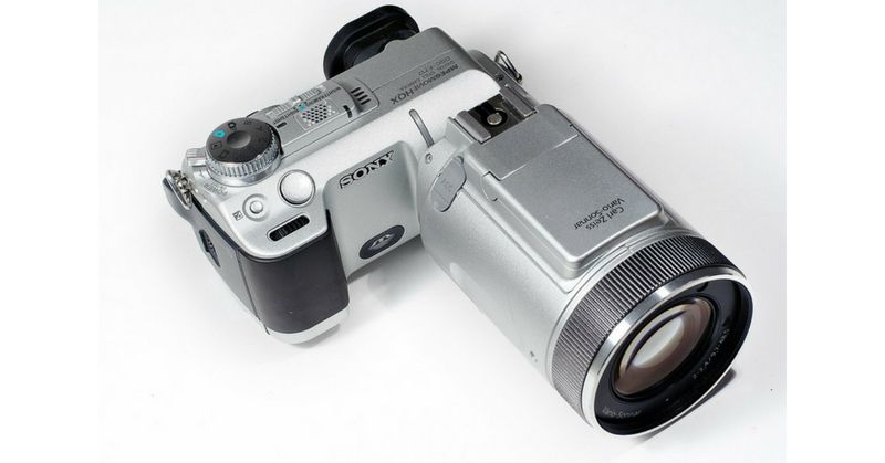 Sony Cyber-shot DSC-F717 (2001 में लॉन्च हुआ ये कैमकॉर्डर 1998 में लॉन्च हुए उसी F717 सीरीज़ का अपडेट है, जिससे कपड़ों के आर-पार दिखाई देता था.