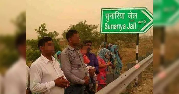 रोज ऐसे भक्त आकर जेल के बाहर हाथ जोड़ते हैं.