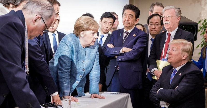 सेंट्रल में हैं - एंजेला मर्केल, और एक्सट्रीम राईट में हैं - ट्रंप (शब्दशः)