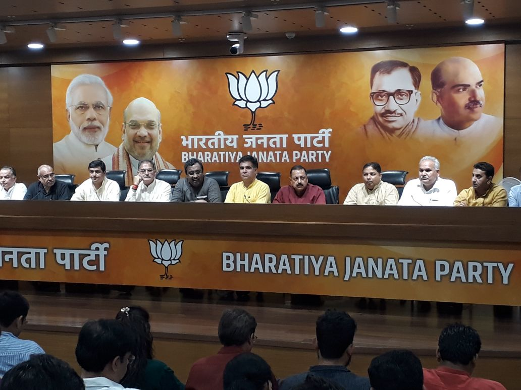 पीडीपी से गठबंधन के अंत का ऐलान करते राम माधव.