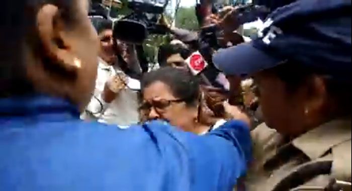 विडियो में आपको दिखेगा. कि वो महिला अध्यापक बिल्कुल बौखला गई हैं. उन्हें पुलिसवालों ने, मीडिया ने घेर लिया है. उनके साथ जबर्दस्ती की जा रही है. 