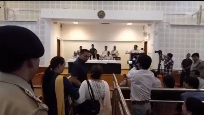 महिला का बर्ताव, उन्होंने क्या कहा या किया, ये सब सेकंडरी बातें हैं. उंगली तो पहले मुख्यमंत्री के बर्ताव पर उठेगी. 