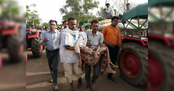 मौत होने के बाद किसान के शव को ले जाते परिजन.