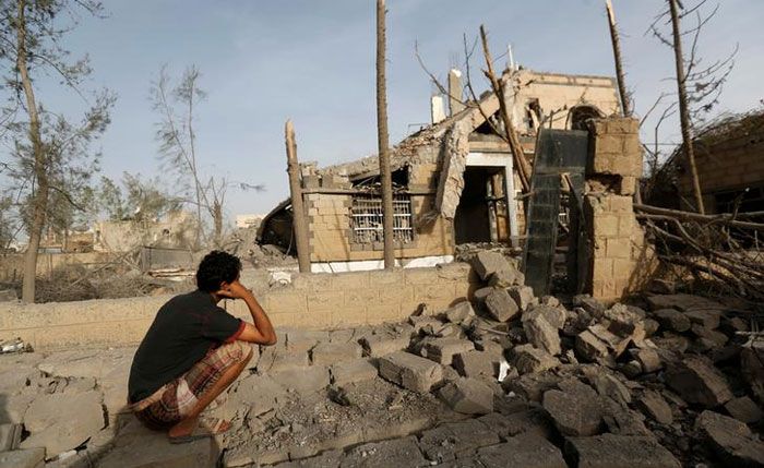 ये 6 जून की तस्वीर है. राजधानी सना में सऊदी और UAE की हवाई बमबारी में इस आदमी का घर तबाह हो गया. वो बाहर बैठा अपना बर्बाद घर देख रहा है (फोटो: रॉयटर्स)