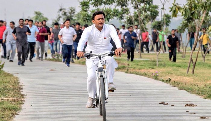 अखिलेश यादव पर इल्जाम है कि उन्होंने बंगला खाली किया, तो अपने साथ बंगले का खूब सारा सामान भी लेते गए.