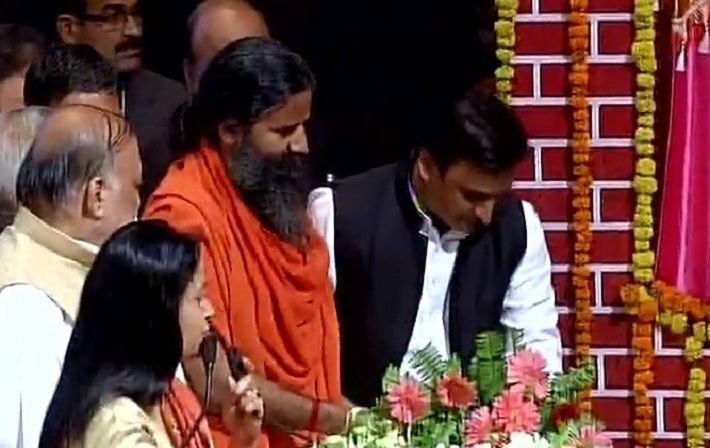 पतंजलि फूड पार्क के शिलान्यास के मौके पर पहुंचे अखिलेश यादव.