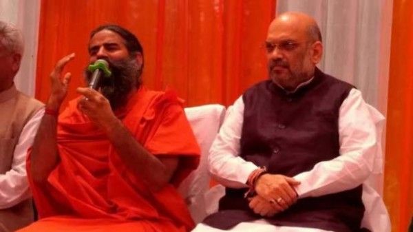 अमित शाह के साथ प्रेस कॉंफ्रेंस करते बाबा रामदेव 