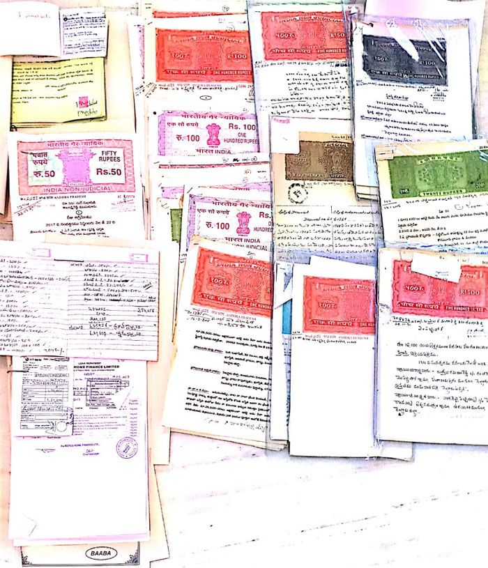 कितने सारे स्टैंप पेपर हैं. जमीन के. घर के. निवेश के. कुल मिलाकर 100 करोड़ की जायदाद (फोटो: The Lallantop)