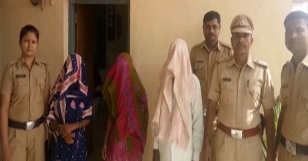 खुदकुशी के बाद गिरफ्तार किया गया परिवार.