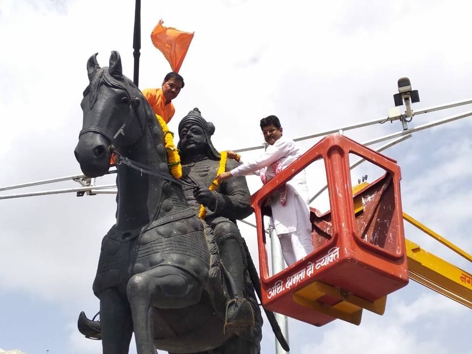 16 जून को शाजापुर में दो त्योहार मनाए गए. ईद और महाराणा प्रताप जयंती. तस्वीर में शाजापुर के विधायक अरुण भीमावद वहां के एक चौराहे पर महाराणा की मूर्ति पर माला डालते नज़र आ रहे हैं. (फोटोःफेसबुक)