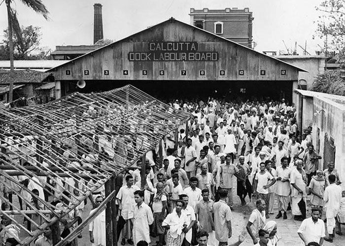 1960 का दौर बंगाल में बदलाव का दशक था. चीजें एकाएक काफी हिंसक होनी शुरू हो गईं. कारखानों में ताला लगने लगा. मजदूर आएदिन मैनेजमेंट का घेराव करने लगे. तनख्वाह बढ़ाने के लिए, काम की बेहतर परिस्थितियां देने के लिए हिंसा का इस्तेमाल किया जाने लगा (फोटो: Getty)