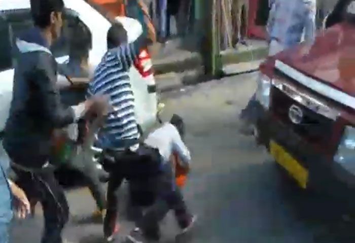 ये विडियो का ही स्क्रीनशॉट है. कुछ युवा से दिखने वाले लोग बीजेपी का गमछा लपेटे एक आदमी को दौड़ा-दौड़ाकर पीट रहे हैं. 