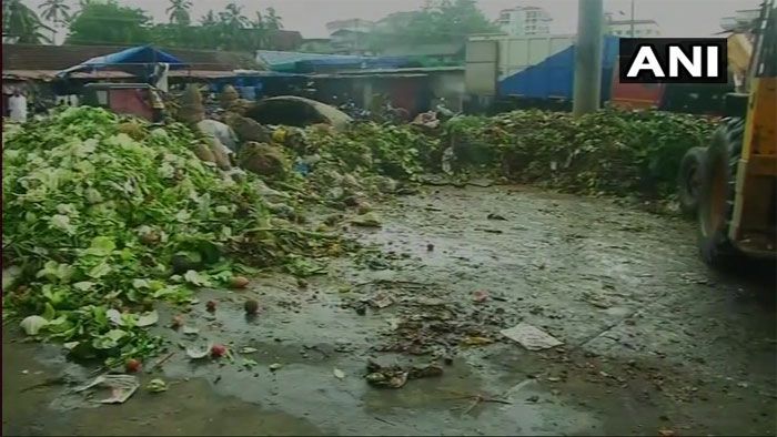 ये बाजार में पड़े कचरे का ढेर है. लोगों ने जिला प्रशासन से बार-बार इसकी शिकायत की थी (फोटो: ANI)