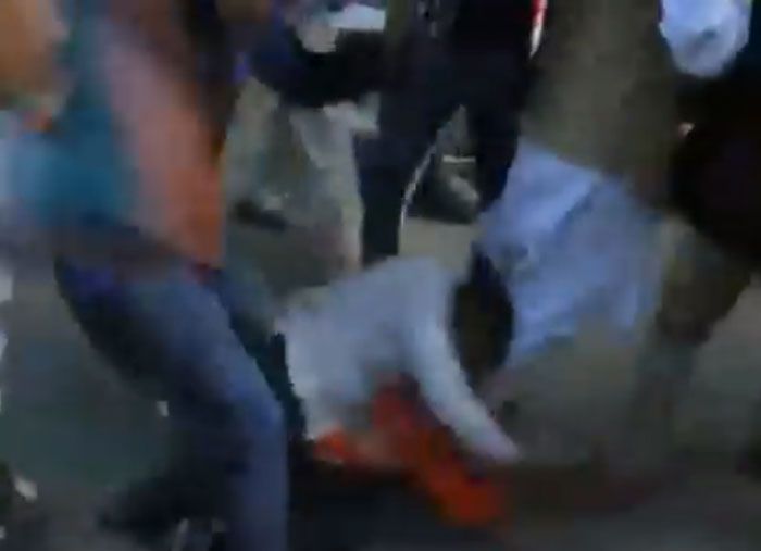 पीछे से आए लोग बीजेपी कार्यकर्ता को पीट रहे हैं. 