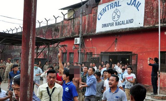 5 मार्च, 2015 को नागालैंड के दीमापुर में एक भीड़ ने जेल के अंदर घुसकर बलात्कार के आरोपी सईद फरीद खान को घसीटते हुए बाहर निकाला. उसे नंगा किया और उसकी परेड निकाली. फिर उसे पीट-पीटकर मार डाला. मॉब लिंचिंग के जिक्र पर ये घटना हमेशा याद रखी जाएगी (फोटो: पीटीआई)